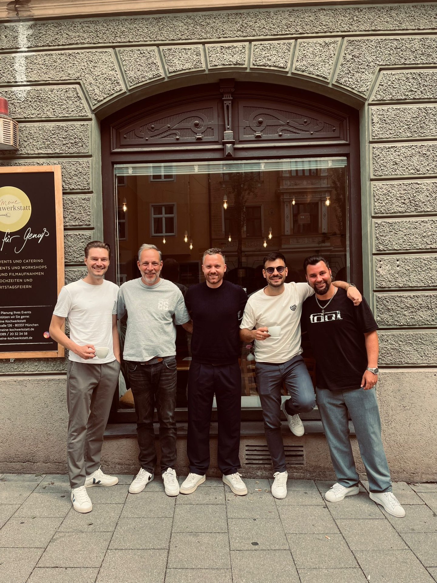 Team der Service Factory vor dem Studio