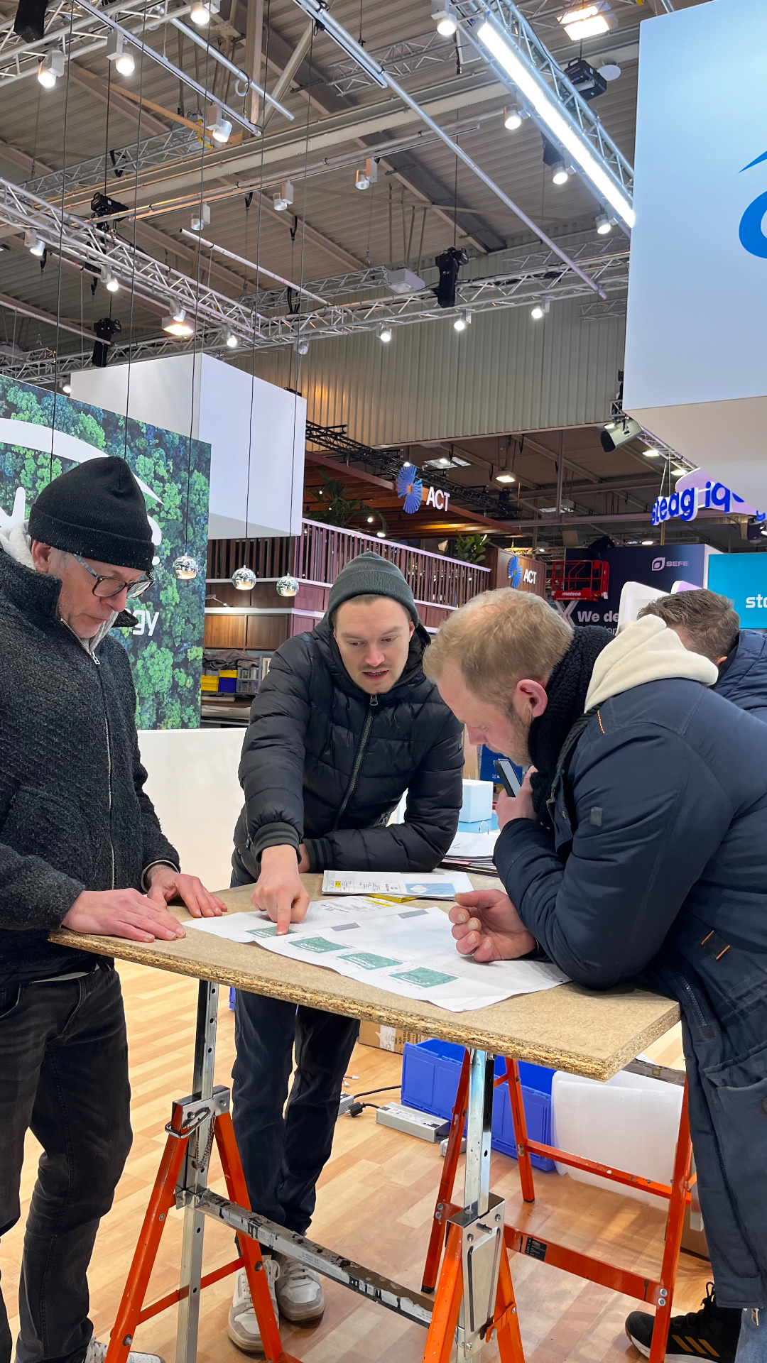 Team bei der Umsetzung eines Messekonzepts auf der Messe