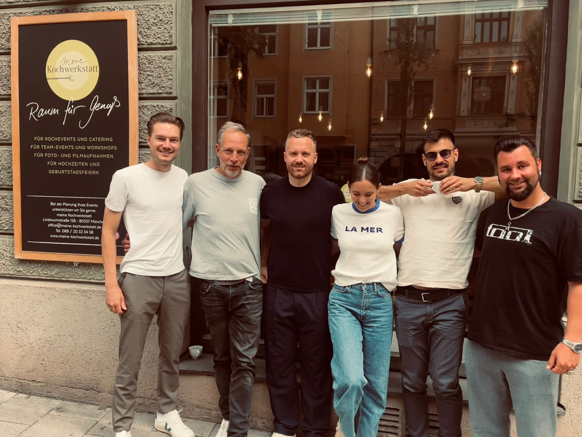 Das ganze Team vor dem Atelier
