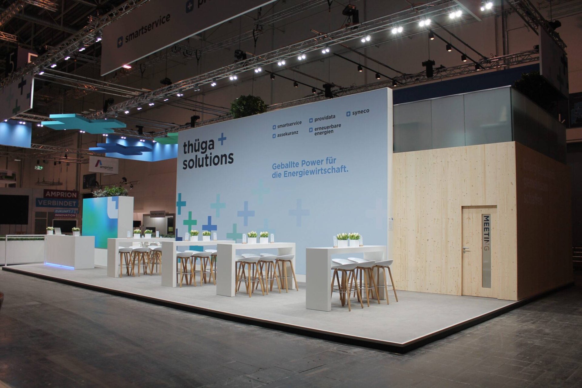 Messekonzept: eleganter B2B-Messestand in Übersicht